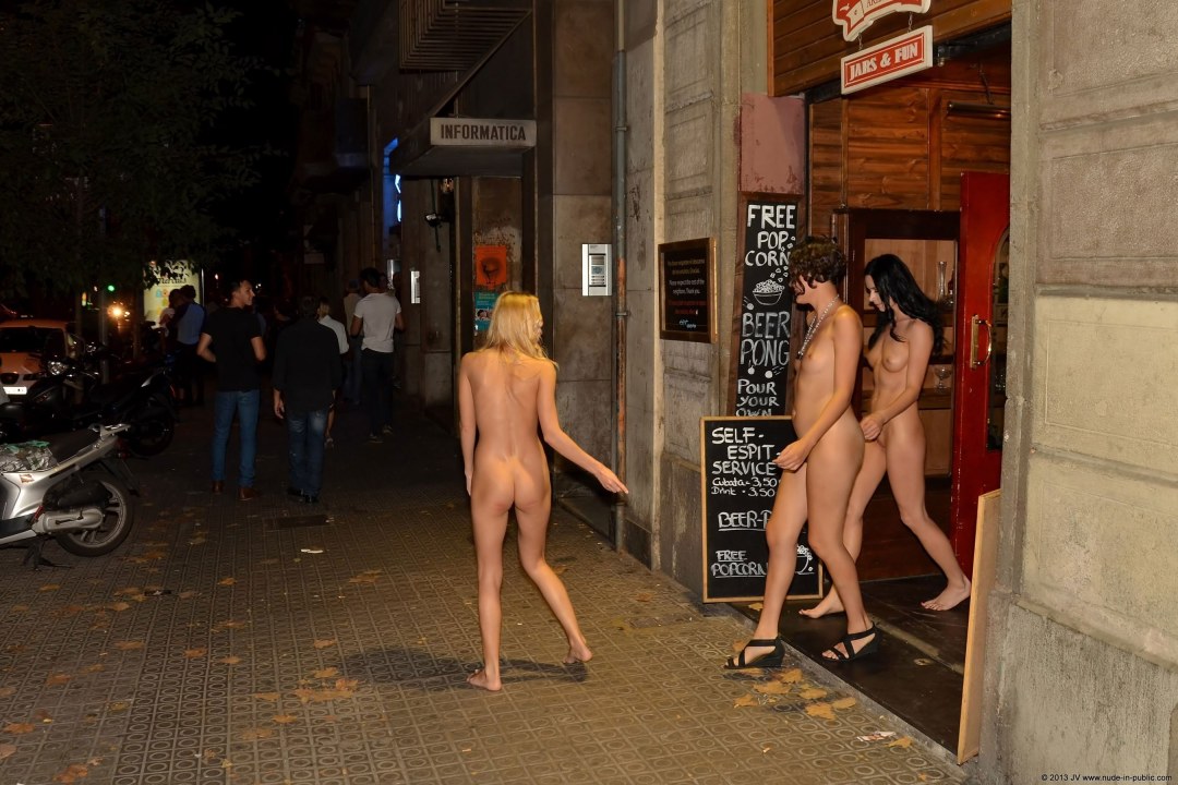 Mujeres desnudas en lugares públicos