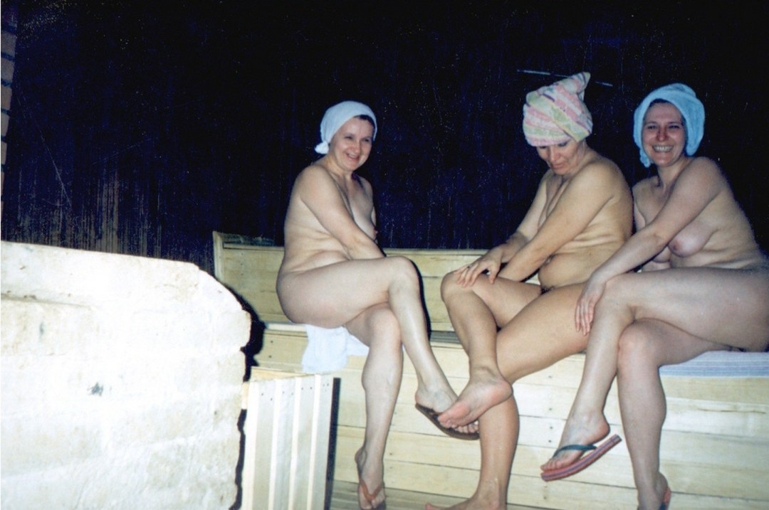 Ancianas desnudas en la casa de baños