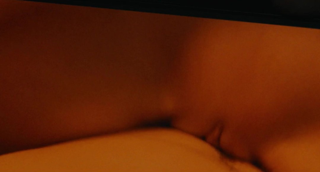 Escena de cama de Christina Asmus en la película