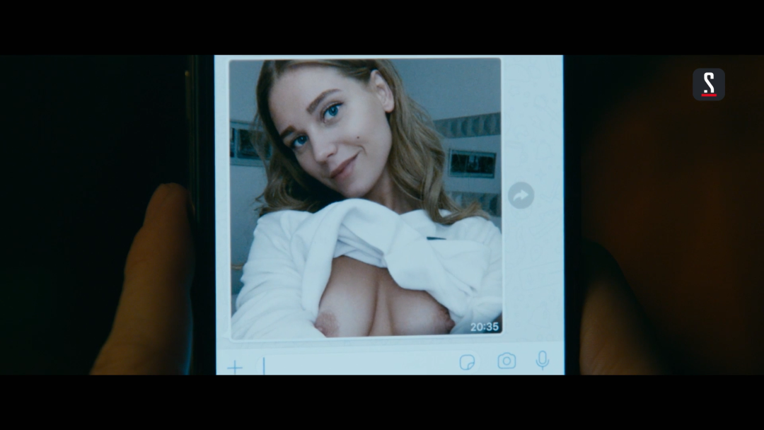 Christina Asmus en la película desnuda