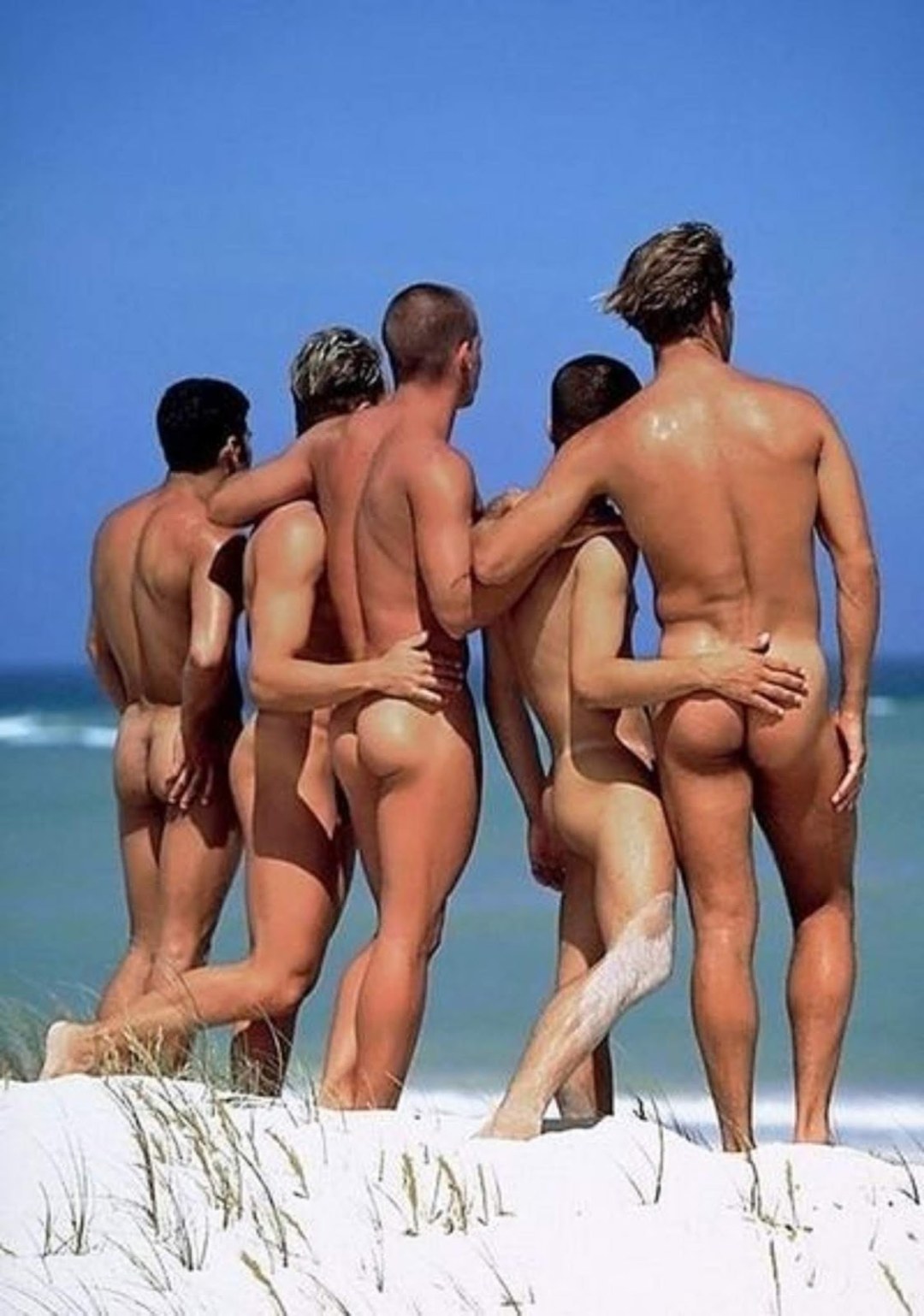 Hermosos chicos desnudos en la playa