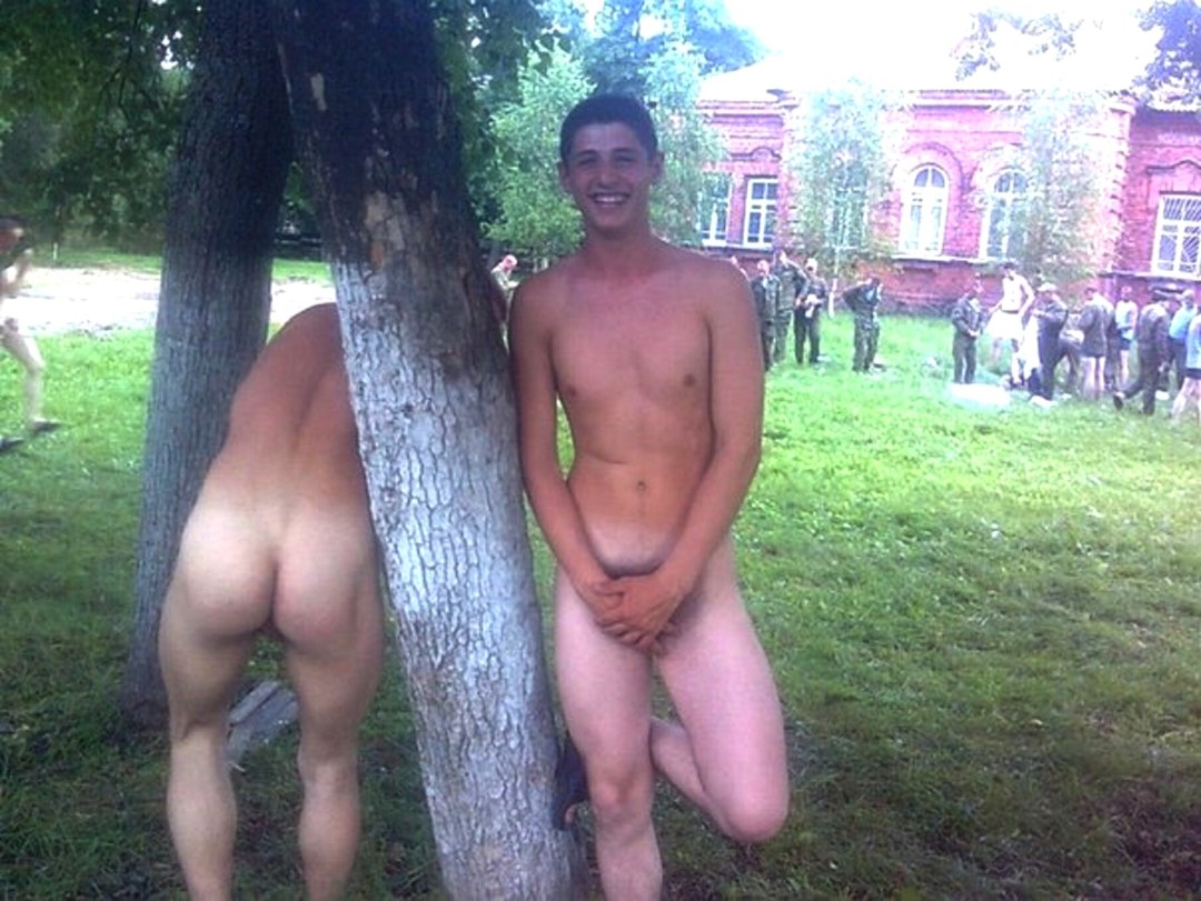 Hombres de la aldea desnuda