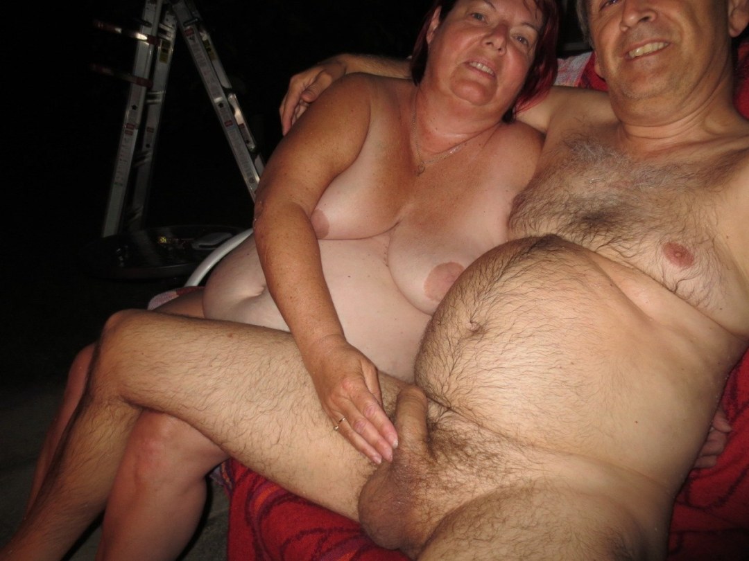 Pares maduros completos desnudos