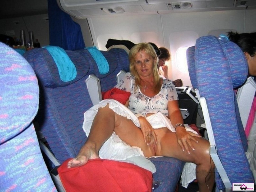 Chicas en un avión sin bragas