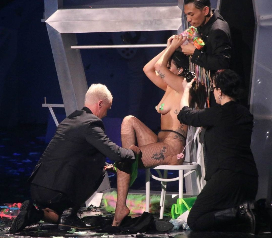 Lady Gaga desnuda en un concierto