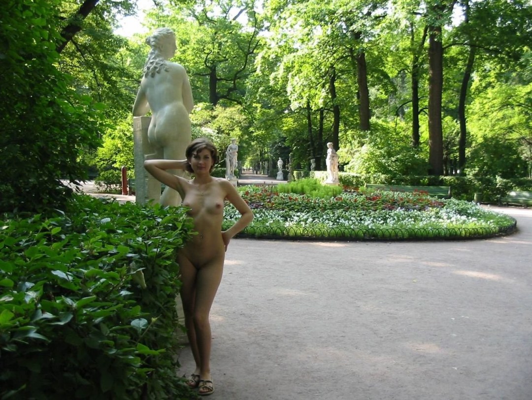 Desnudo en el parque privado