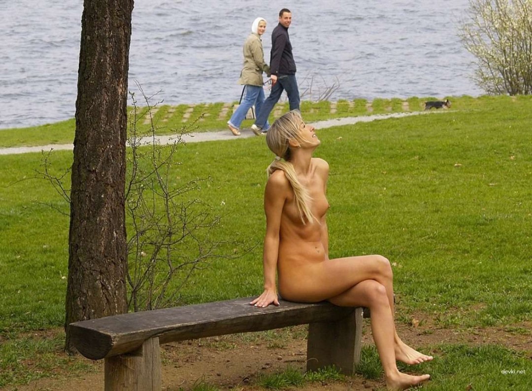 La niña se desnuda en el parque con todo