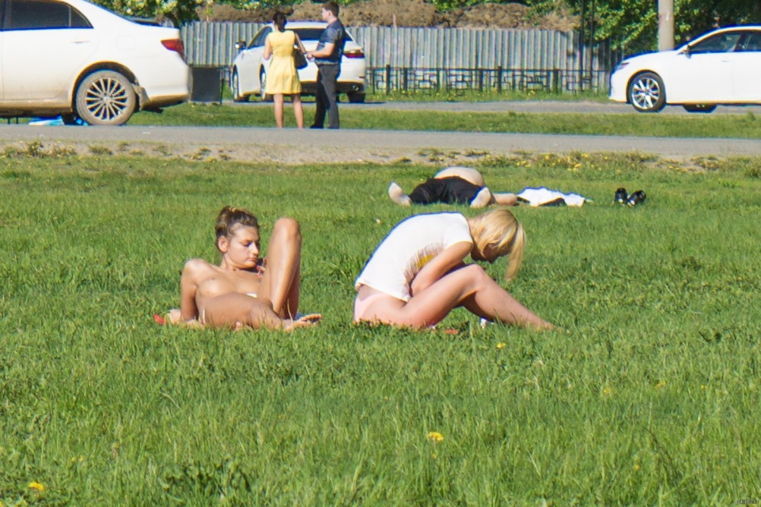 Mujeres desnudas tomando el sol en los parques