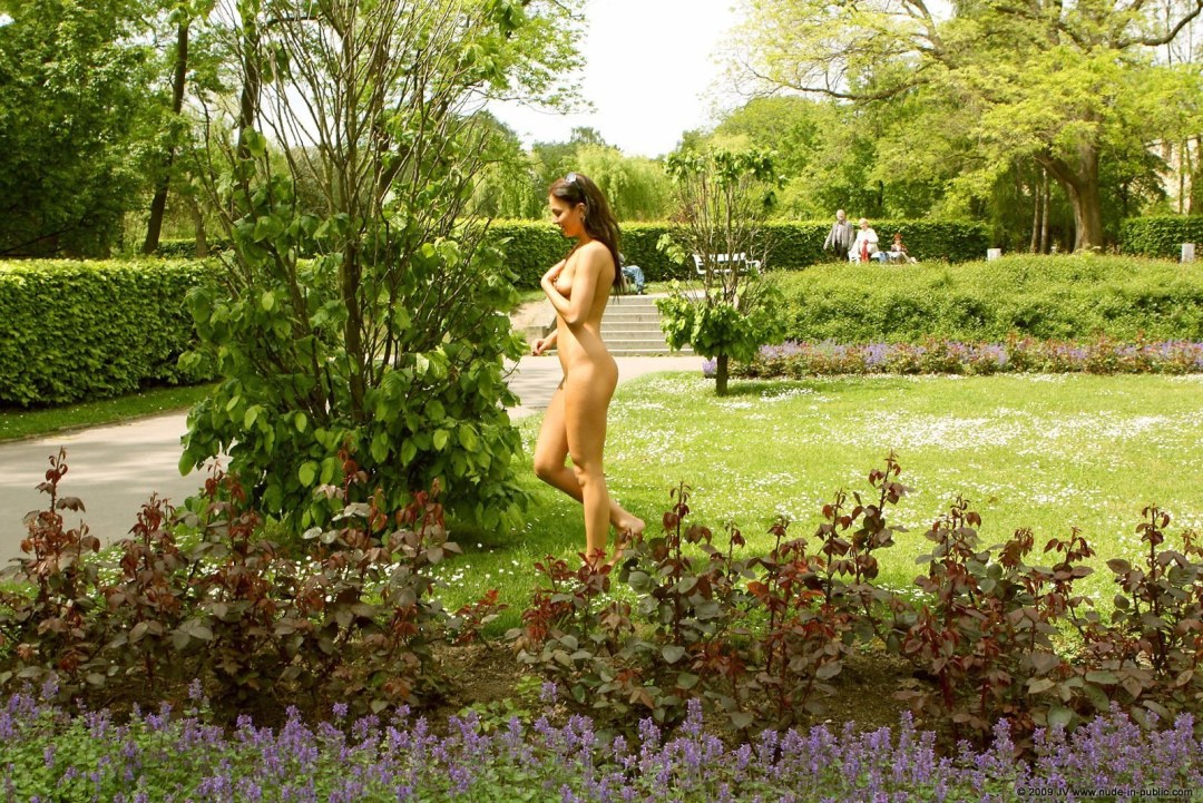 Caminata desnuda por el parque