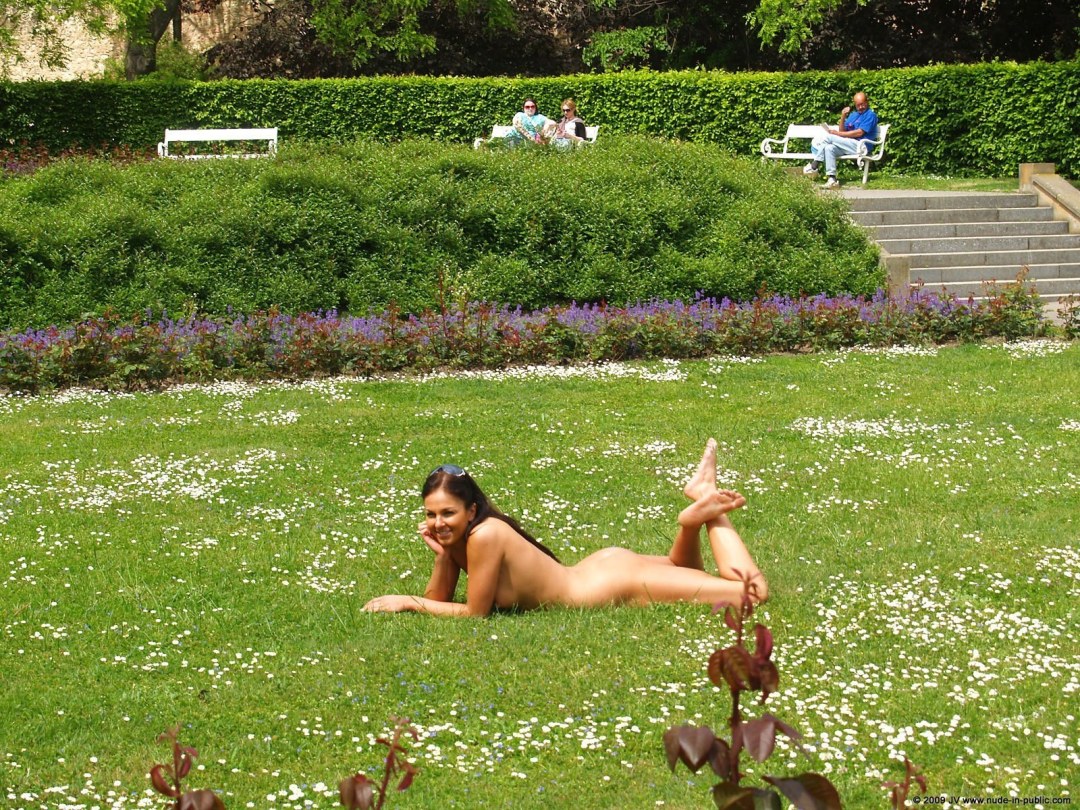 Chicas en topless en parques