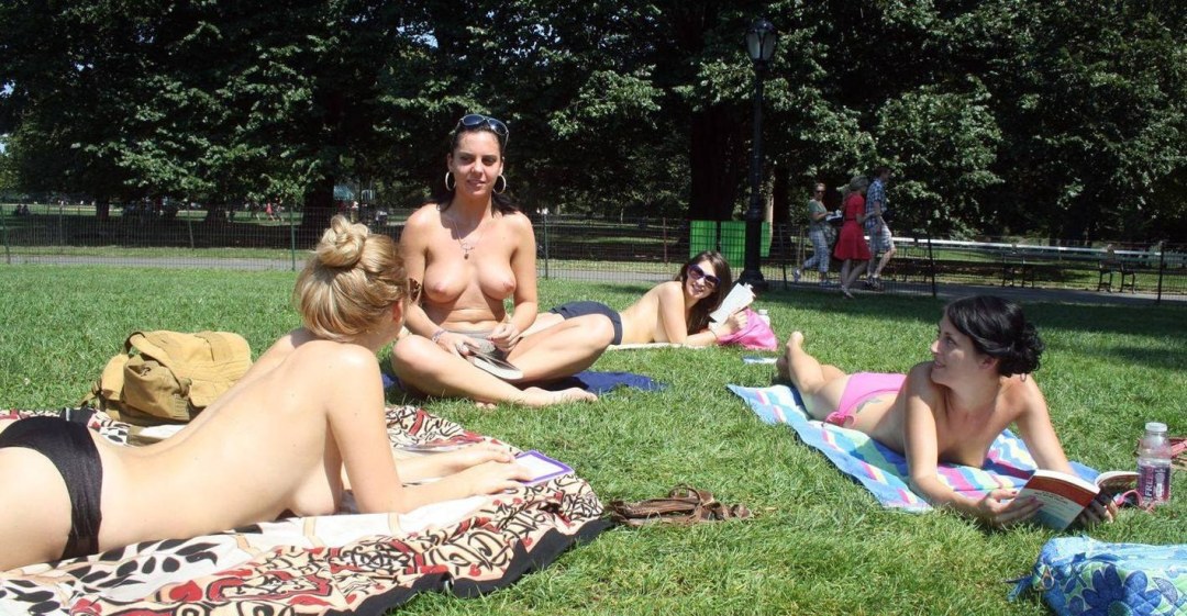 Chicas en topless en parques