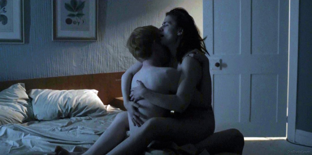 Haley Etwell escena de la cama espejo negro