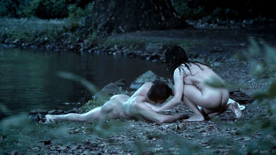 Pilares de la Tierra Haley Etwell Bed Scene