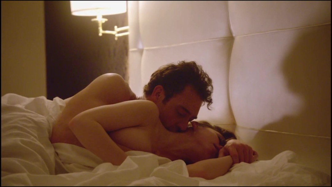 Haley Etwell escena de la cama espejo negro