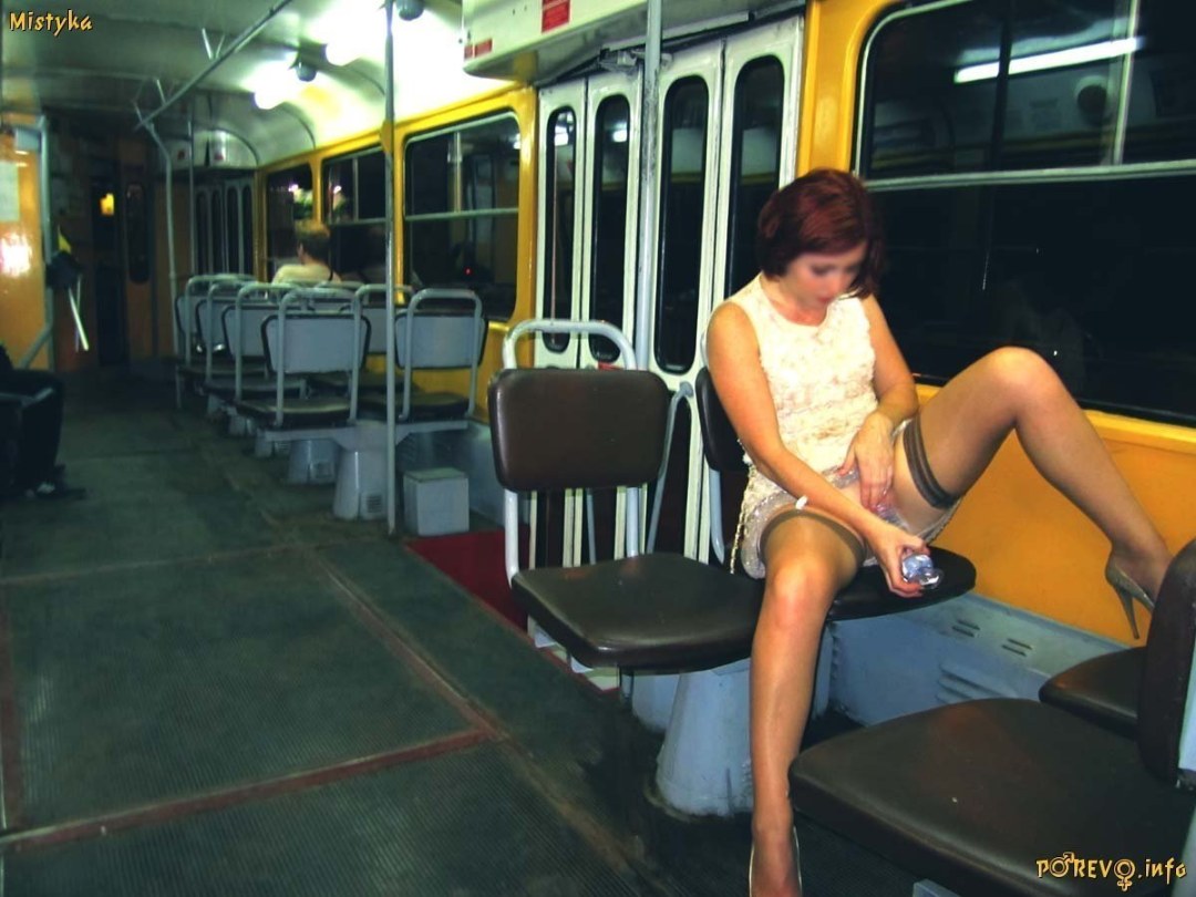Mujeres desnudas en transporte