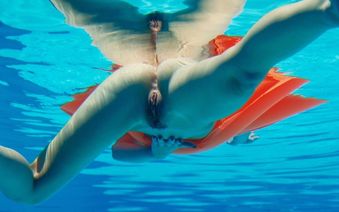 Chicas sin bragas bajo el agua