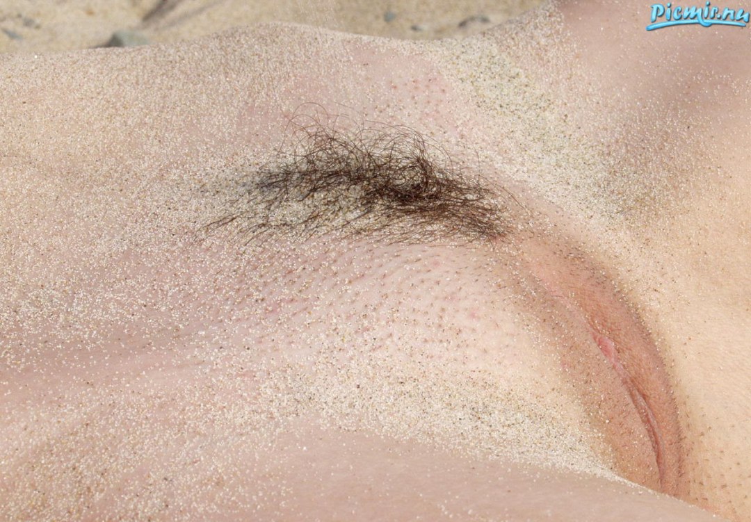 Gran pubis femenino en la playa