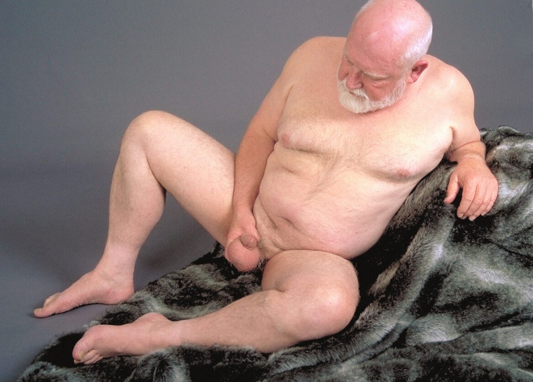 Hombre gordo desnudo con un miembro pequeño