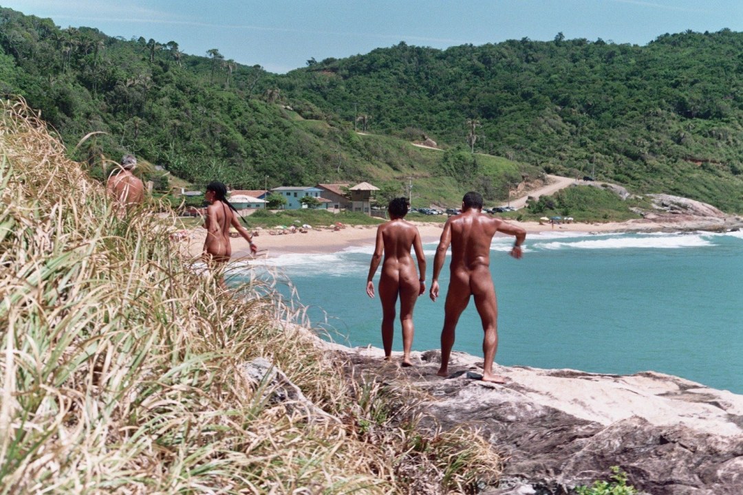 Playa nudiana brasileña