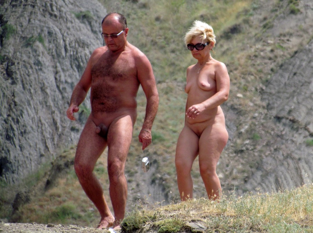 Hombres de ancianos desnudos en la playa