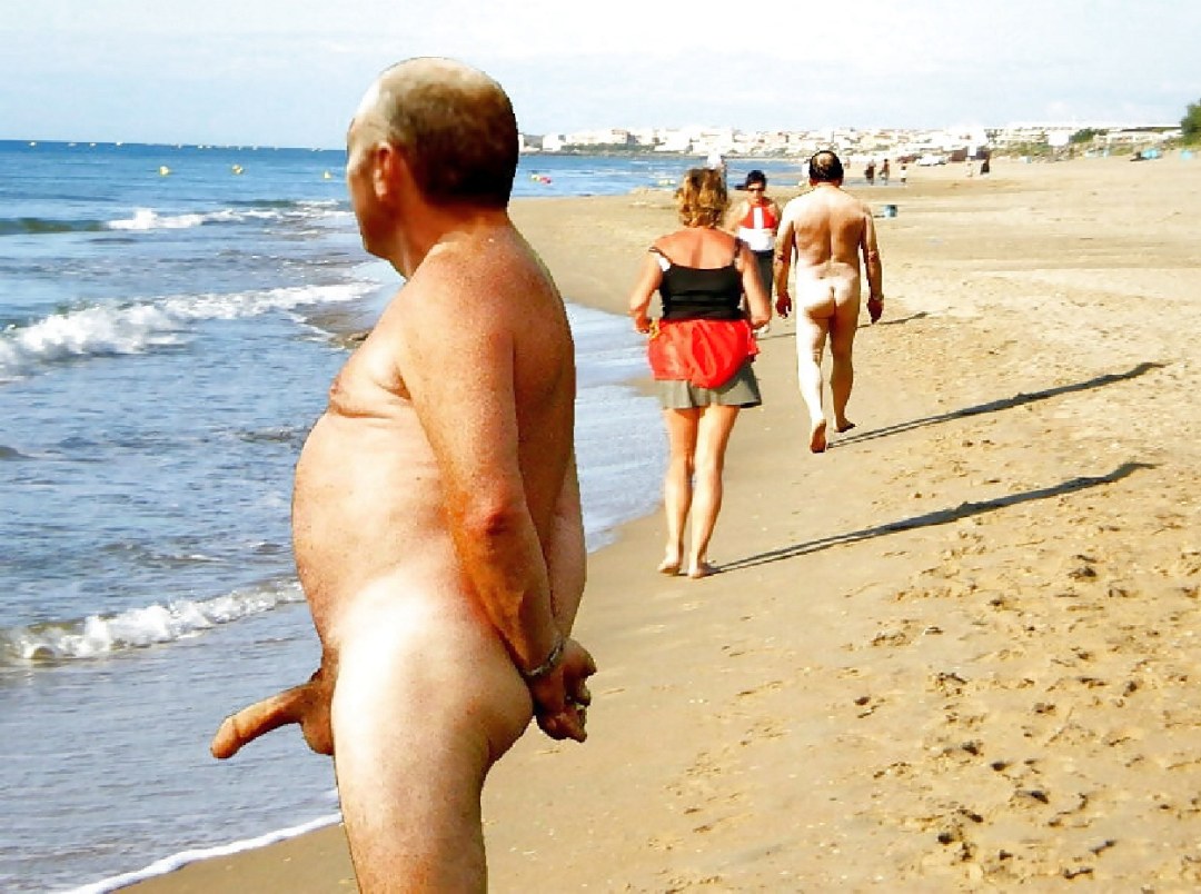 Hombres en una playa nudista