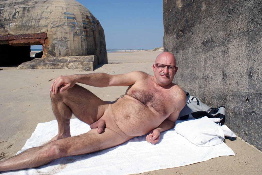 Hombres de ancianos desnudos en la playa