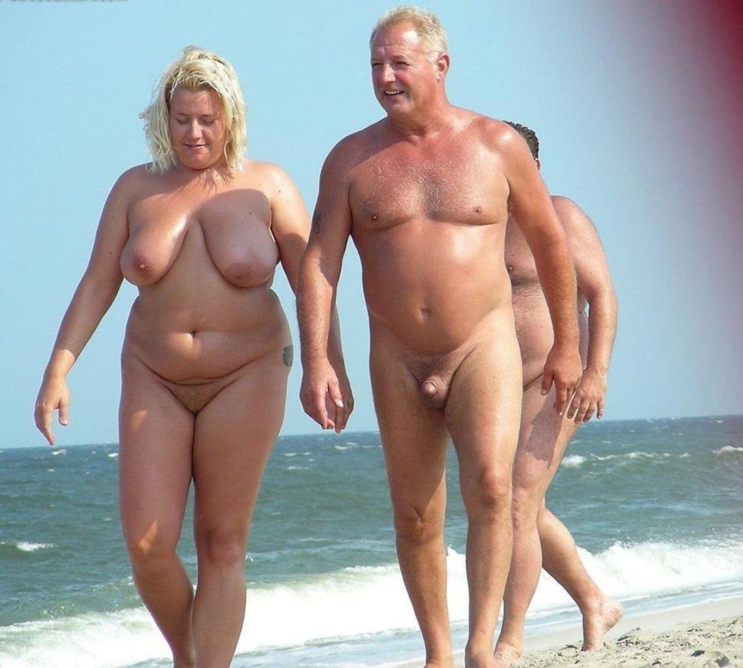 Mujeres de ancianos desnudas en la playa