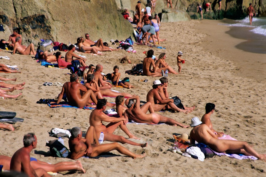 Chicas en una playa nudic