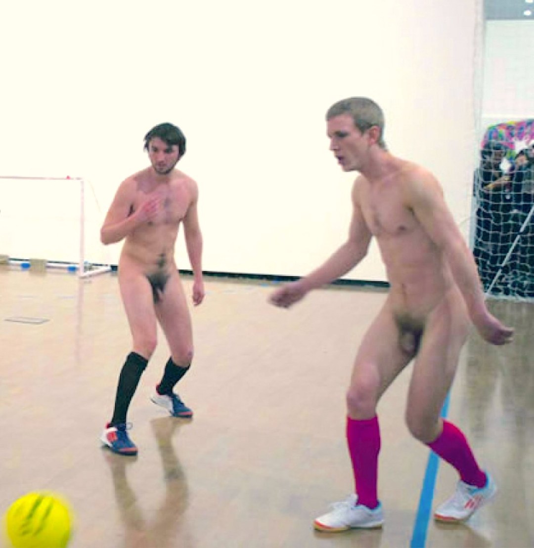 Jugadores de fútbol de chicos desnudos en el vestuario
