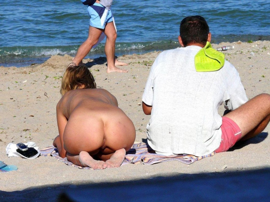 Trasero desnudo espiado en la playa