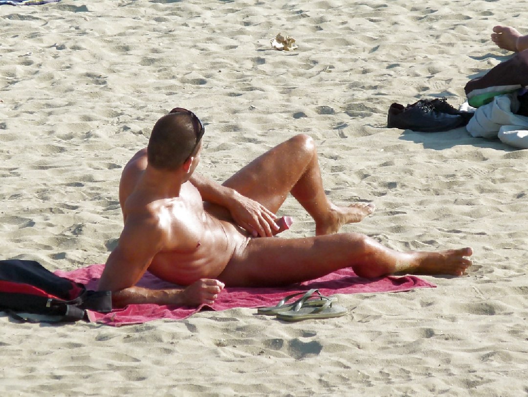 Chicos desnudos en una playa nudic