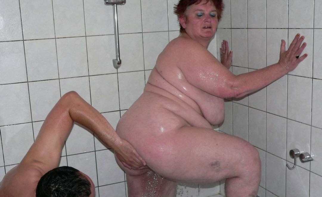Ancianas grasas desnudas en el baño