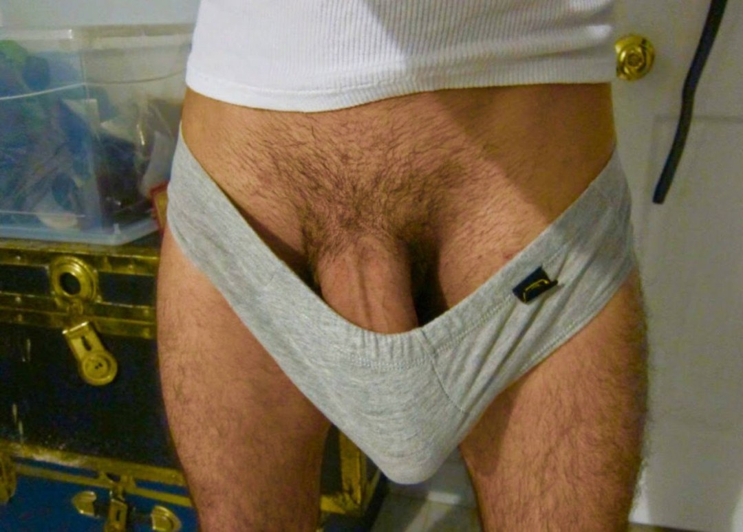 Miembro gigante en pantalones cortos