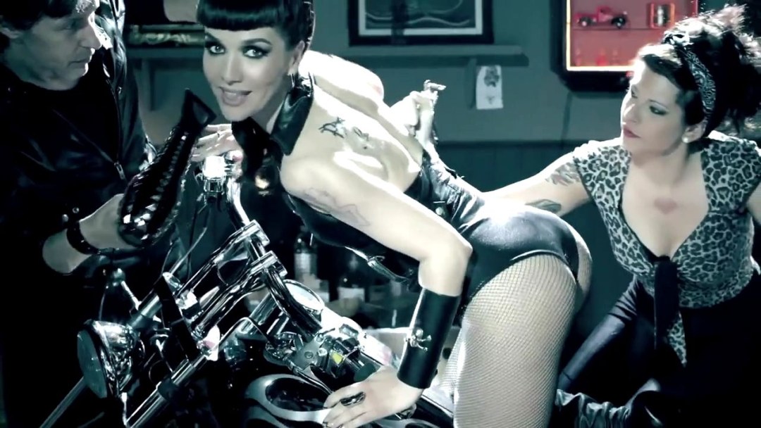 Natalia Oreiro en una motocicleta