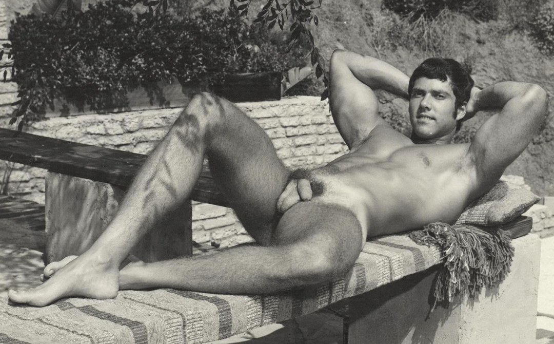 Chicos desnudos en películas retro