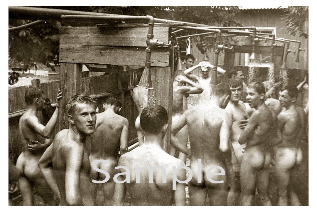 Baño de soldado desnudo