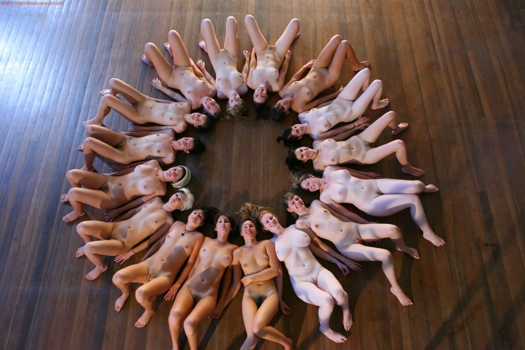 Junta grupal yoga desnudo