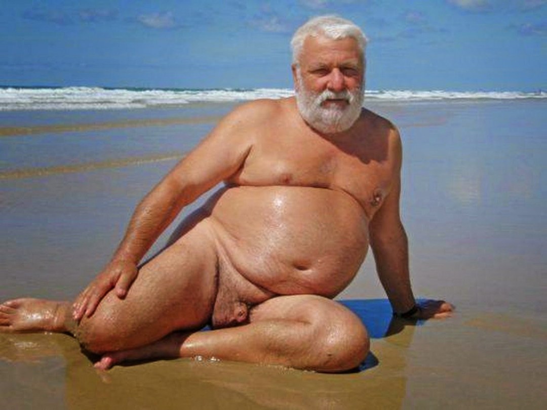 Hombre gordo desnudo en la playa