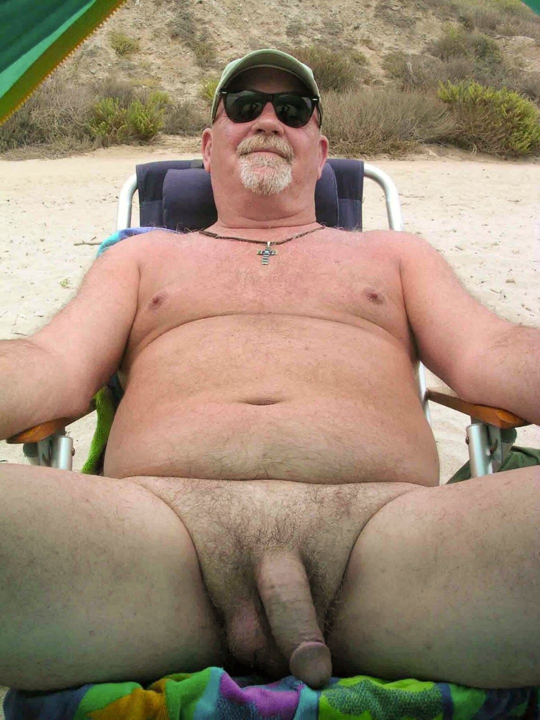Hombres gordos desnudos en la playa