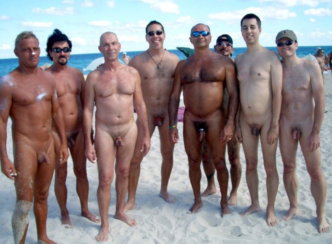 Hombres y mujeres desnudos en la playa
