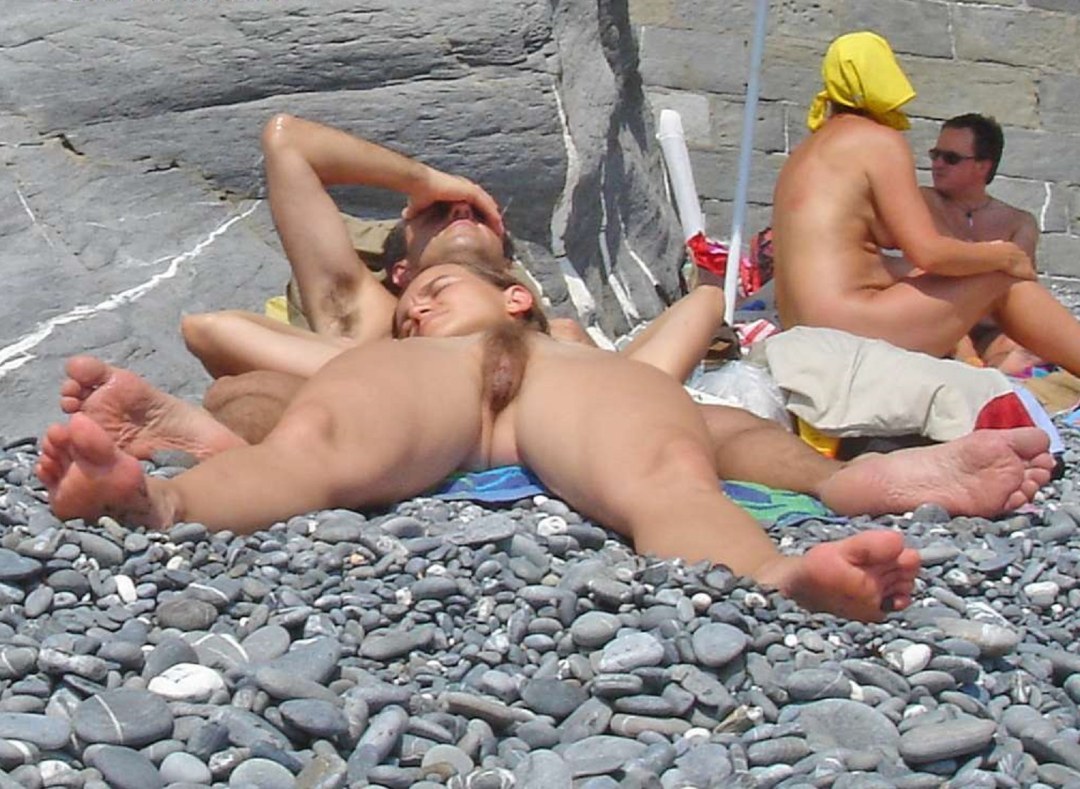 Masturbación en una playa nudista