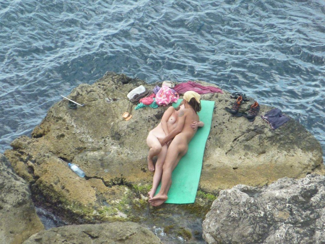 Nudista en la playa en Gelendzhik