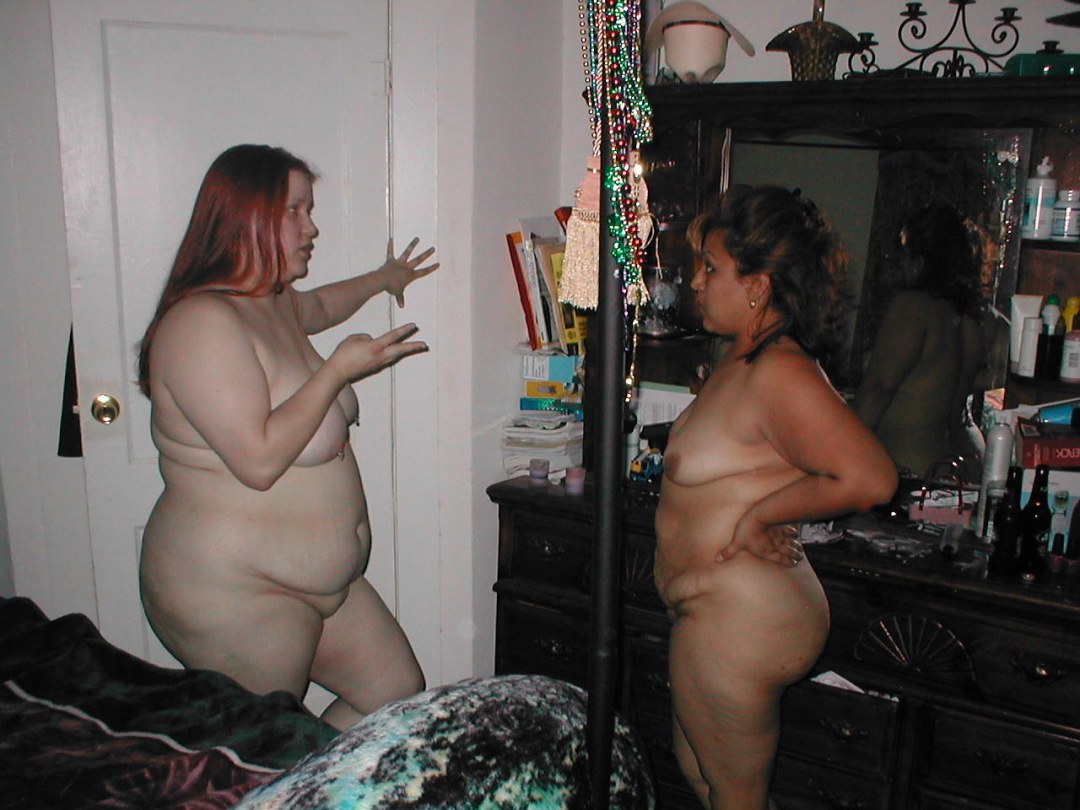 Mujeres gordas desnudas en un entorno local