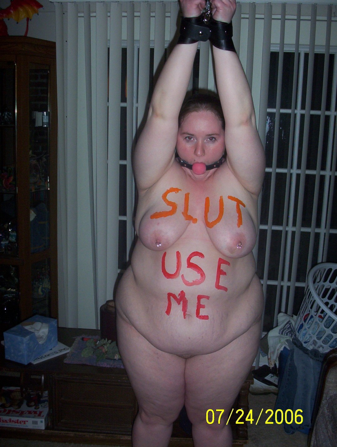 Humillación de una chica gruesa desnuda