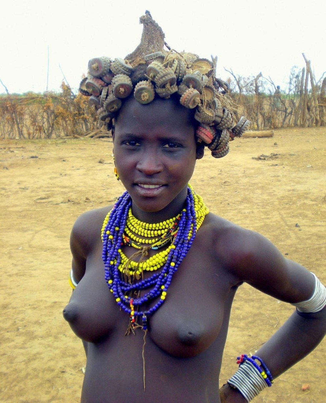 Africano desnudo de la tribu
