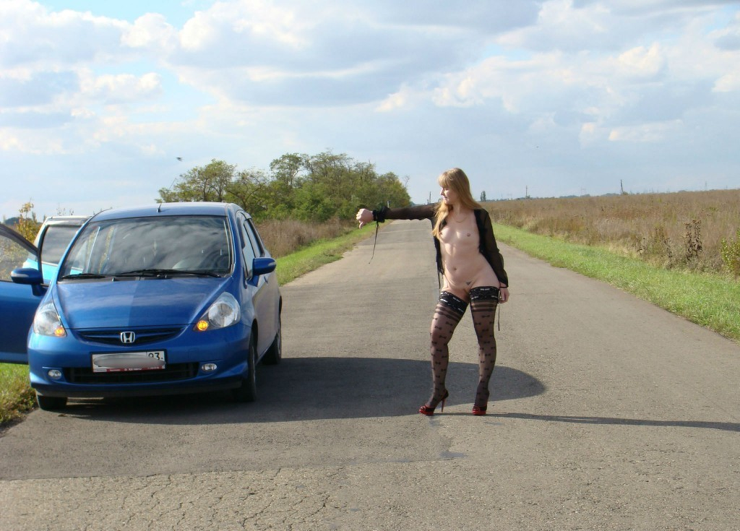 Esposa en el camino sin bragas