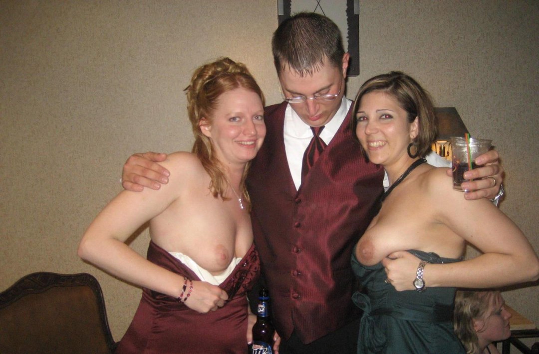 Cofre desnudo en una fiesta corporativa