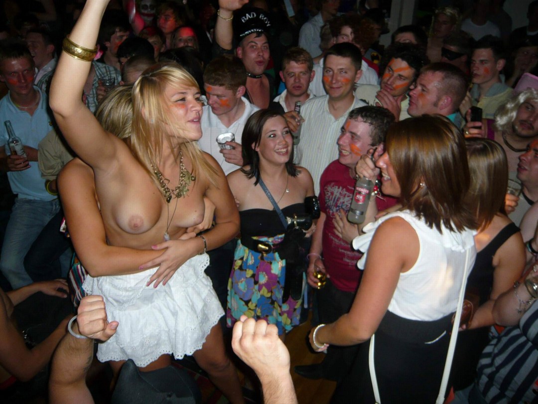 Fiesta corporativa femenina desnuda