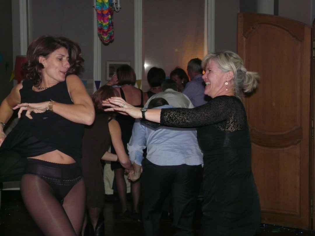 Mujeres de edad avanzada en fiestas corporativas