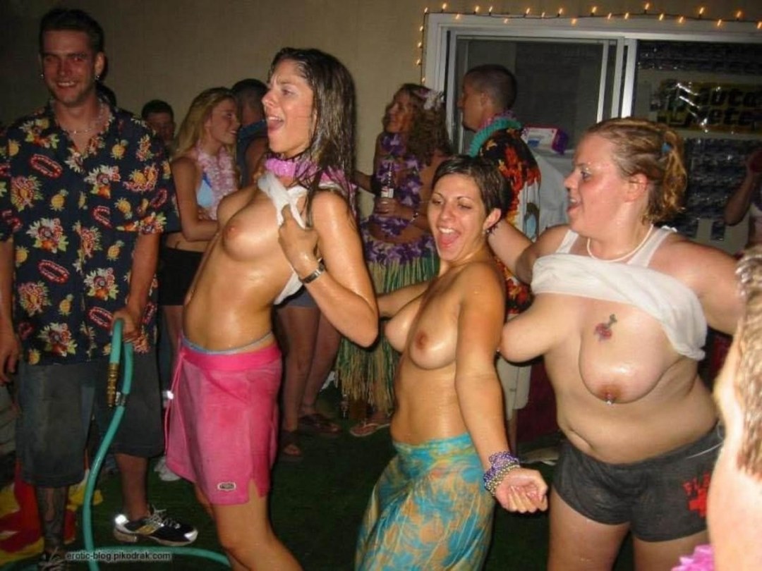 Mujeres desnudas en fiestas corporativas